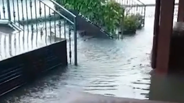 Üsküdar sahaflar çarşısı sular altında kaldı: Belediyeye itfaiyeye ulaşamıyoruz