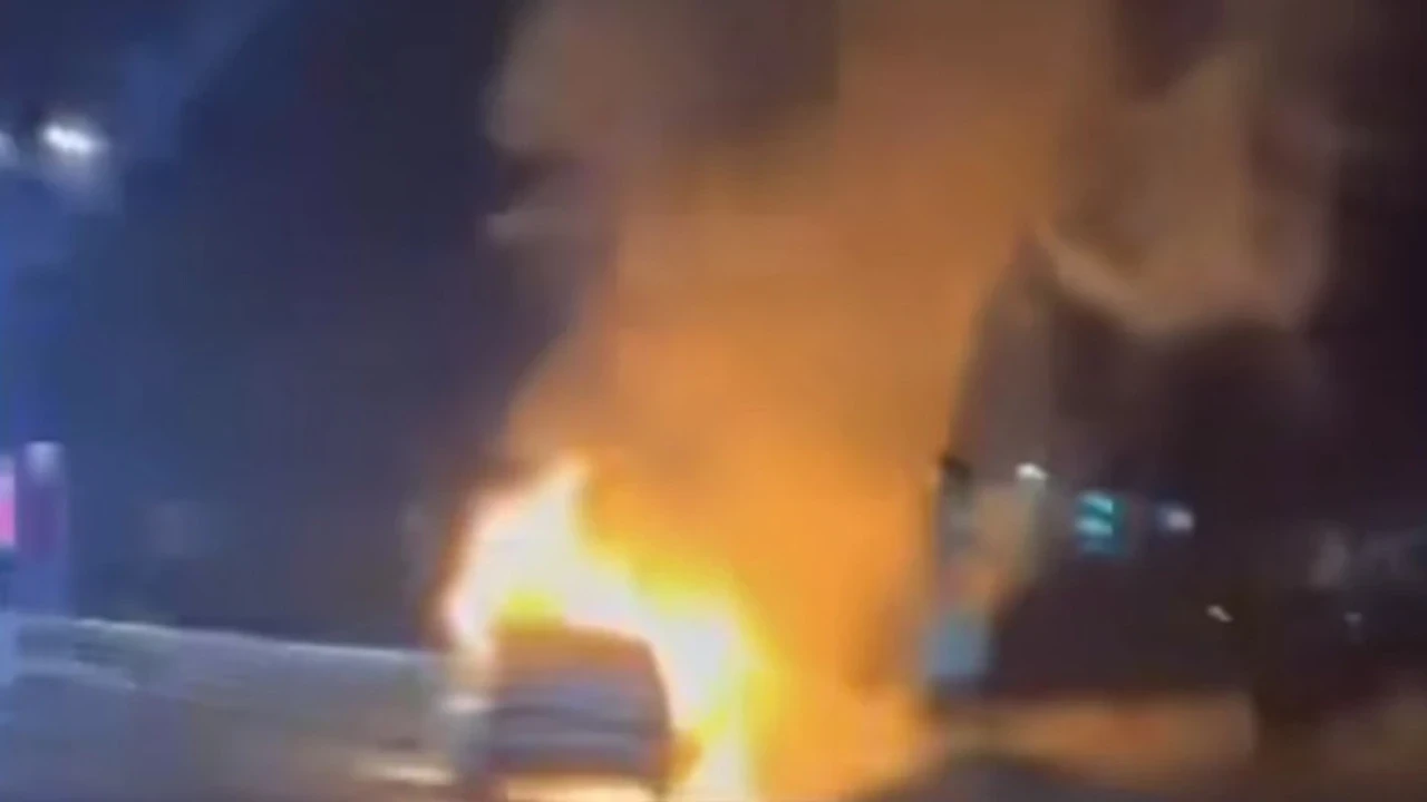 Seyir halindeki otomobil alev alev yandı: Köprü bir süre trafiğe kapandı