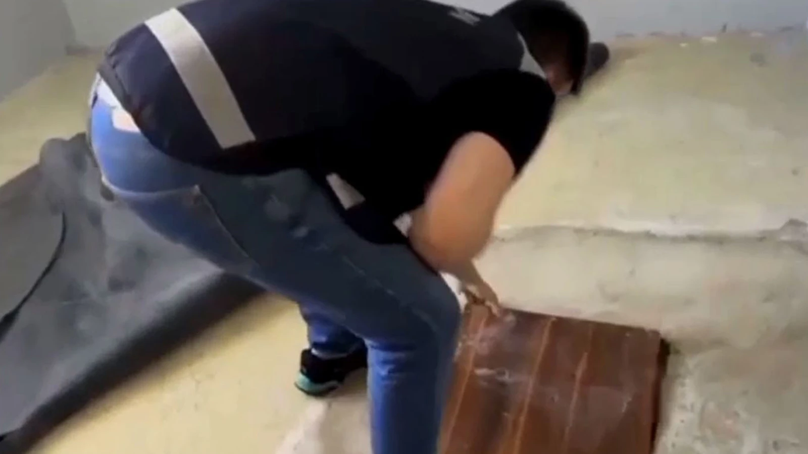 Evde define arayan 4 şüpheli, kazdıkları alanı halıyla kapatmış