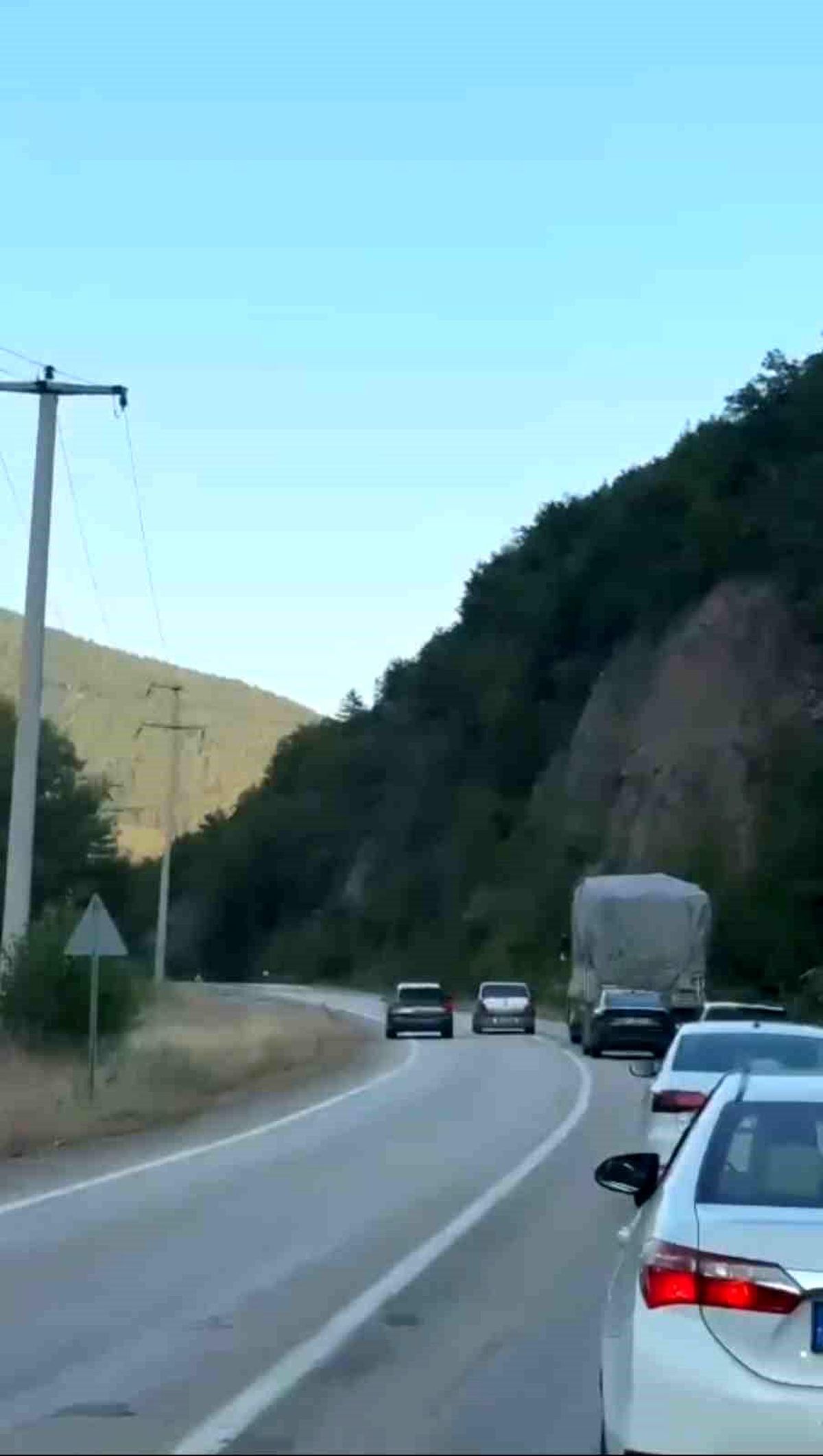 Karabük-Yenice kara yolunda tehlikeli sollamalar kamerada