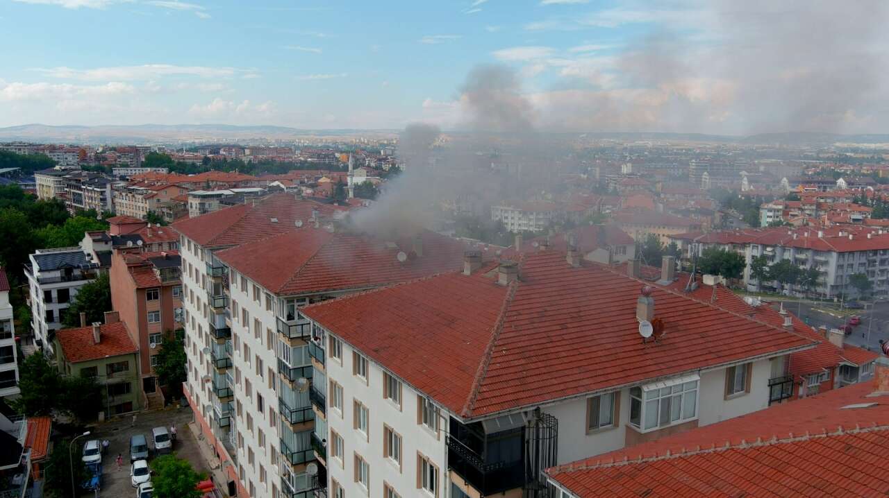 Kütahya'da binaya yıldırım düştü! 9 katlı binanın çatısında yangın çıktı