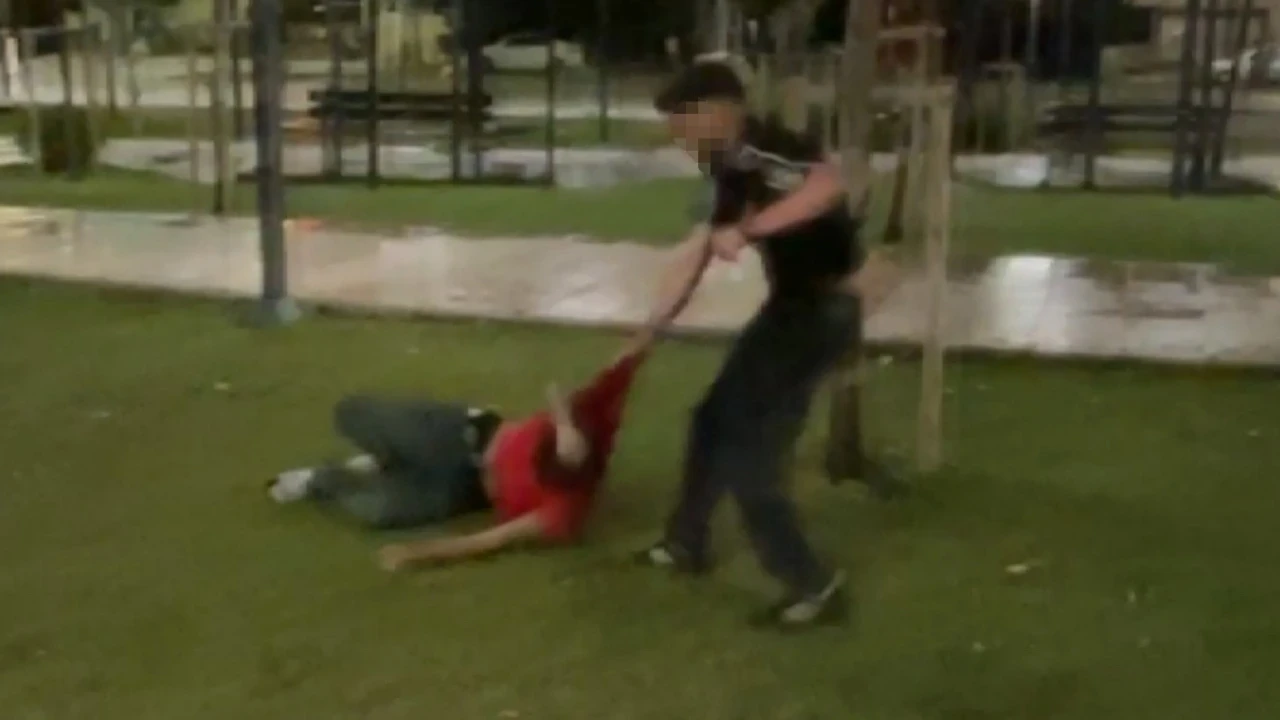 Kavga ettiği arkadaşını defalarca yumrukladı: O anlar kamerada