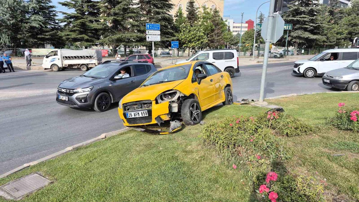 Eskişehir'de araç ile çarpışan otomobil kavşaktaki refüje çıktı