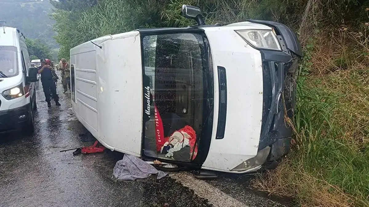 İzmir'de işçi servisi devrildi; 1 ölü 10 yaralı