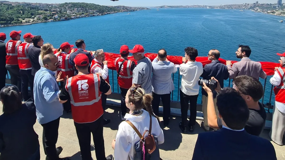 İstanbul Boğazı'ndaki köprülere 15 Temmuzun 10’uncu yılında Türk bayrakları asıldı