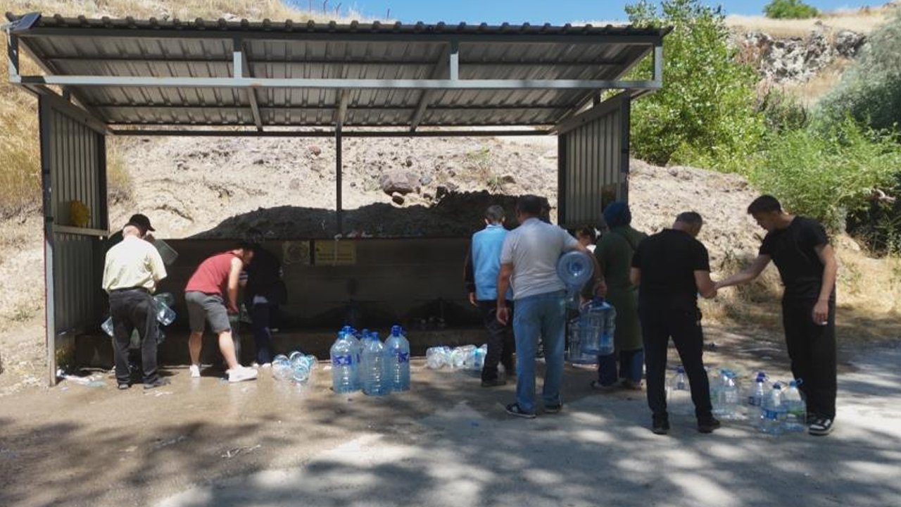 Ankara'da 2 ilçe 3 gün susuz kaldı, vatandaşlar çeşmelere akın etti