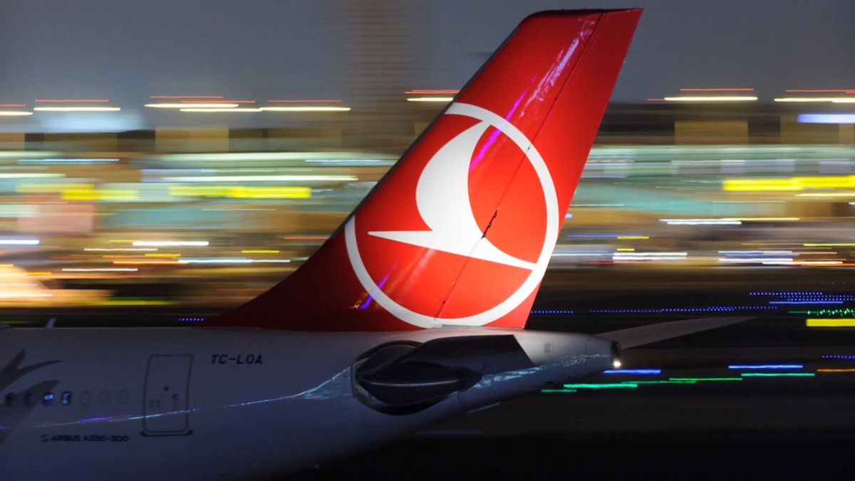Antalya Havalimanı'nda THY uçağının kanadı anten direğine çarptı