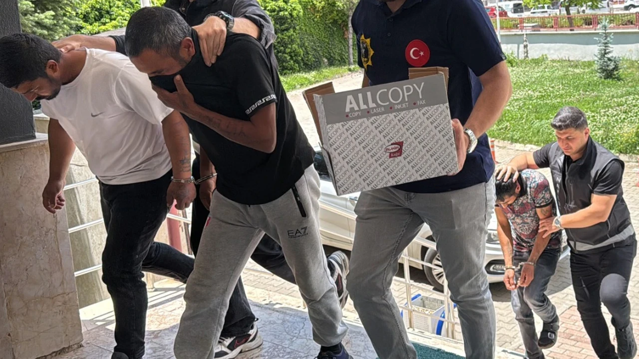Konya' da otomobilin vites körüğünde uyuşturucu sevkiyatı: 2 tutuklama