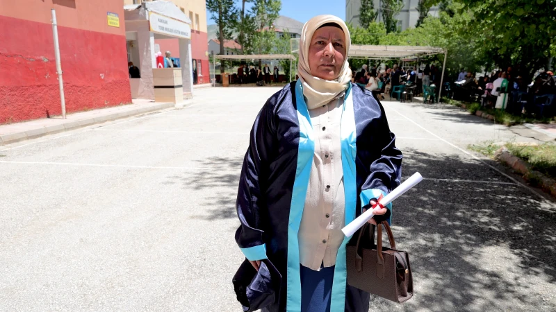 Şehit oğlunun isteğini yerine getiren anne 51 yaşında liseden mezun oldu