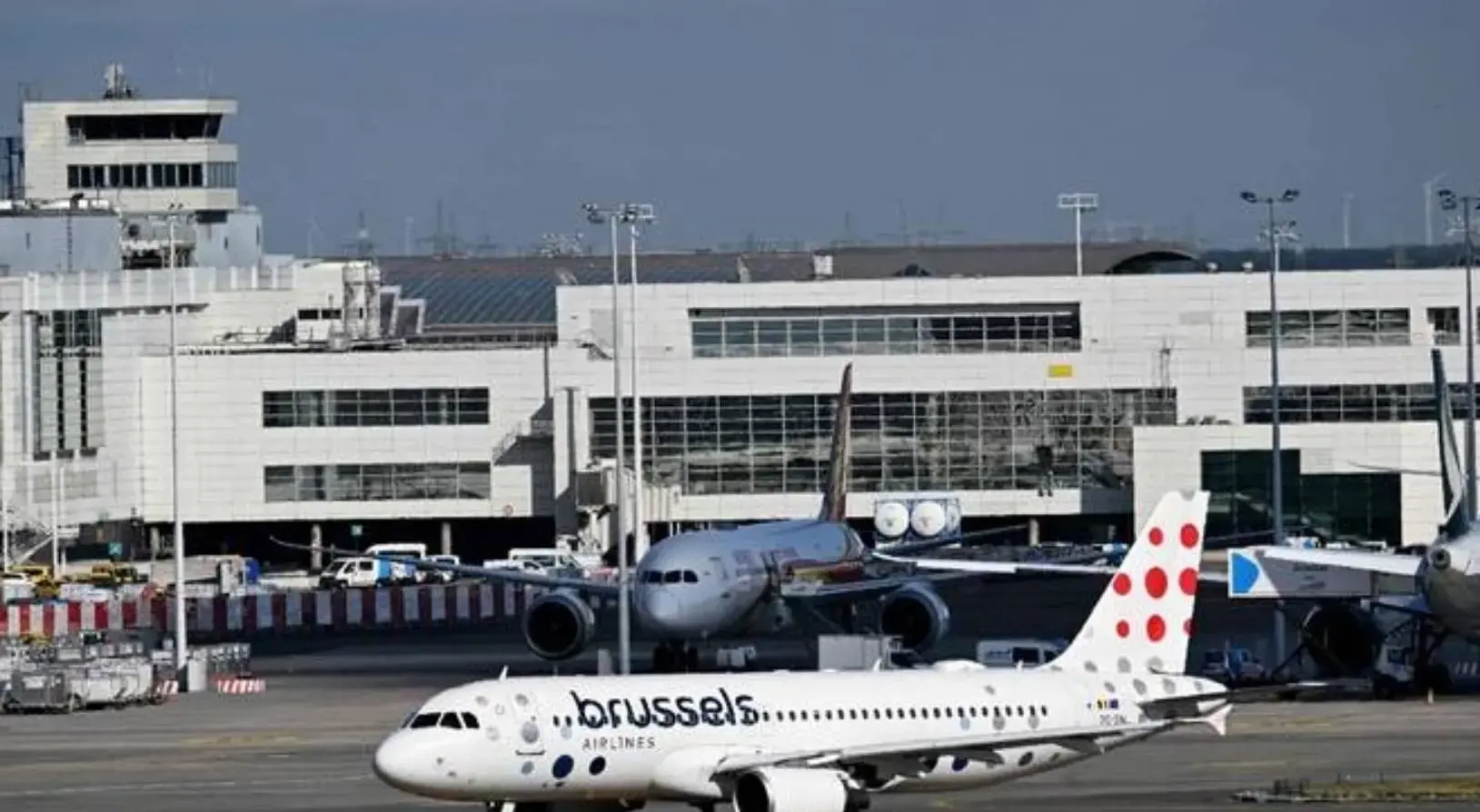 Brüksel Havaalanında ani grev! Uçuşlarda 3 saatlik gecikmeler yaşanıyor