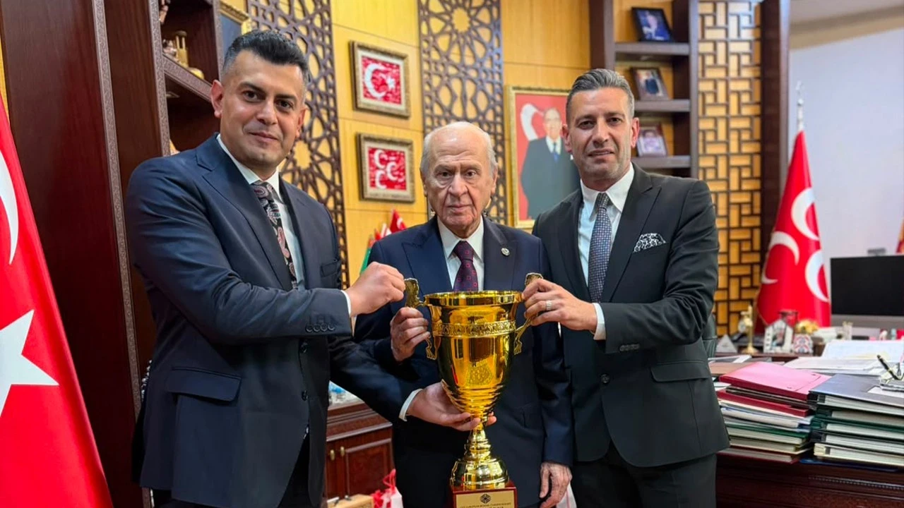 Şampiyonluk kupası Devlet Bahçeli'ye emanet! Türkiye Boks Federasyonu'ndan anlamlı ziyaret