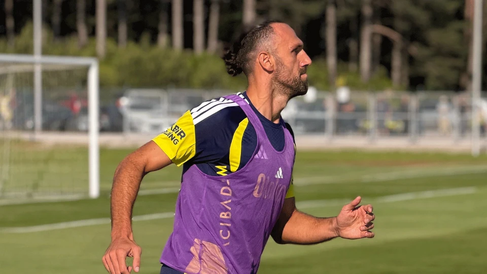 Fenerbahçe'de Vedat Muriqi şoku: Antrenmanı sedyeyle terk etti | Muriqi sakatlık durumu: Muriqi ne zaman dönecek?