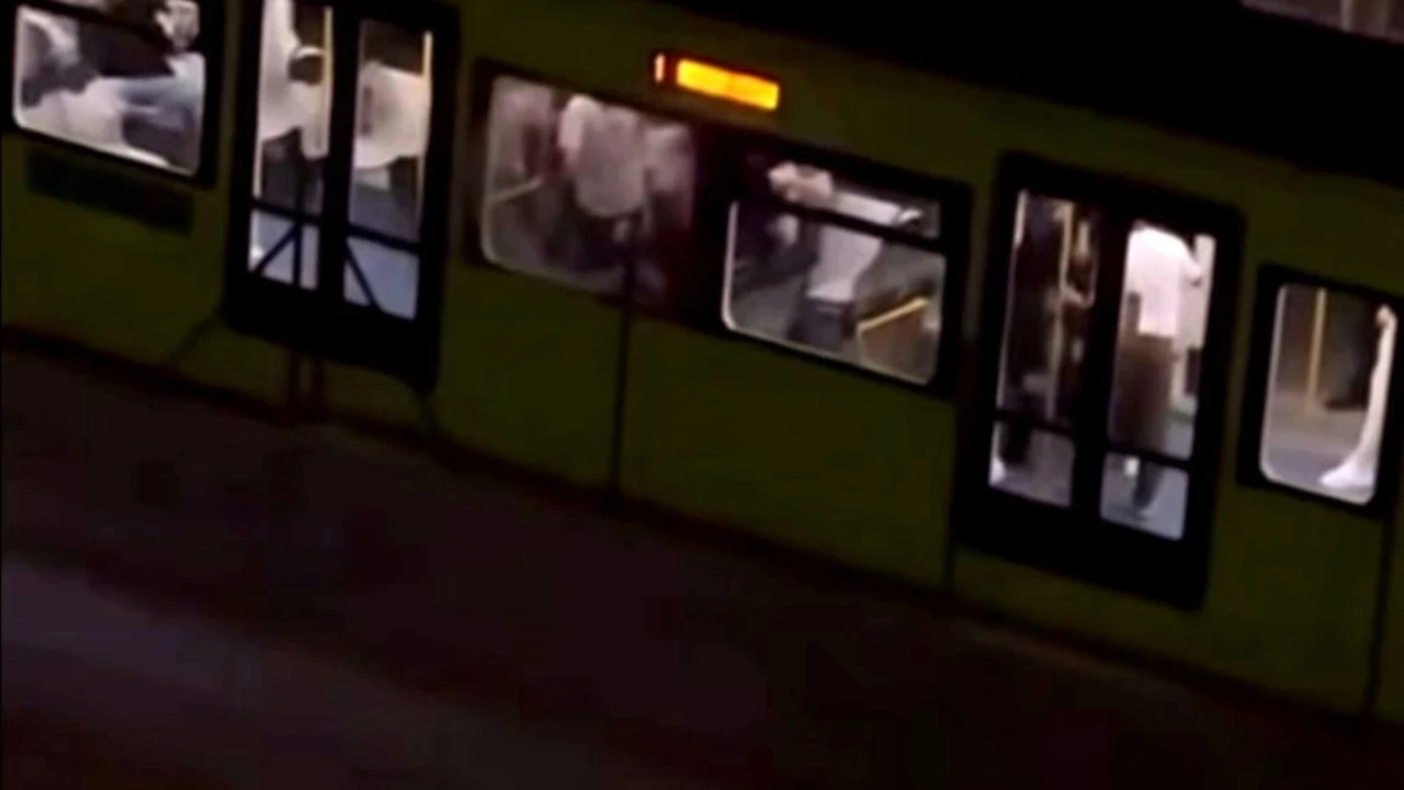 Metro istasyonunda tekmeli yumruklu kavga