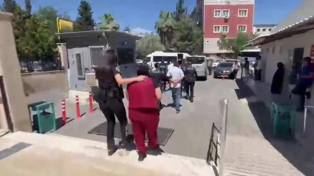 Vatandaşları iş bulma vaadiyle dolandırdılar