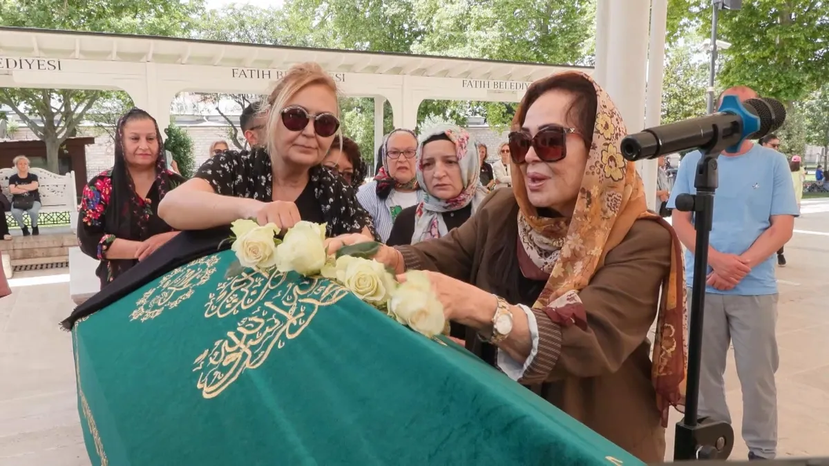 Oyuncu Emel Yıldız'ın cenaze töreninde Türkan Şoray'dan duygu dolu sözler: 'Ölene kadar kalbimde yaşayacak'