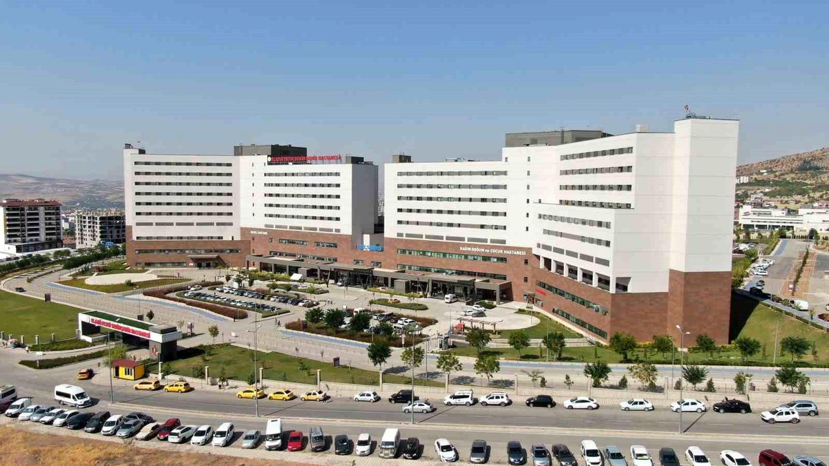 Elazığ'da 3. kattan düşen 4 yaşındaki çocuk ağır yaralandı