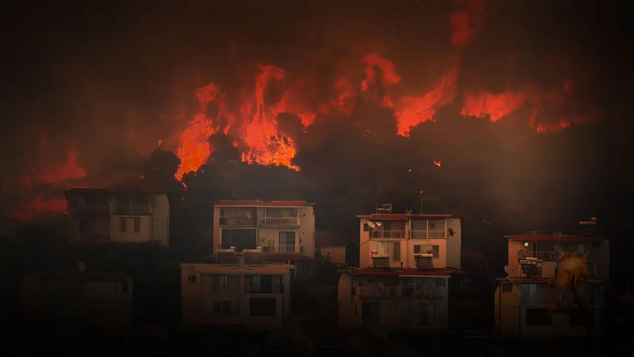 İzmir'de korkutan yangın... Alevler ormana sıçradı