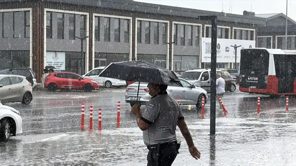 Düzce’de sağanak yağış etkili oldu cadde ve sokakları su bastı
