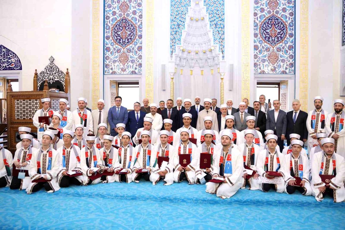 Rektör Özölçer, Hafızlık İcazet Merasimi'nde genç hafızların sevincine ortak oldu