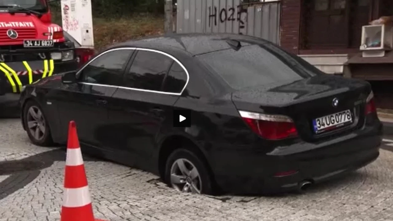 Seyir halinde otomobil, çöken yola düştü