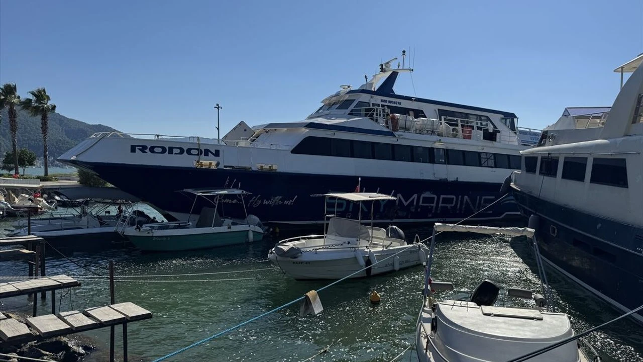 Fethiye Körfezi'nde feribot sürüklenerek karaya oturdu