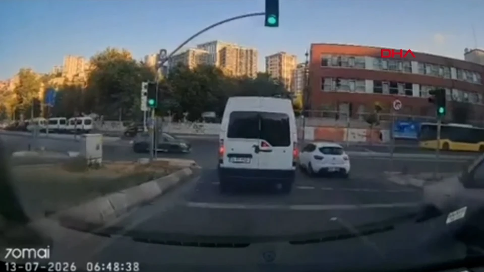 Kırmızı ışıkta durmadı, ortalığı birbirine kattı! Eyüpsultan'daki feci kaza anbean kamerada