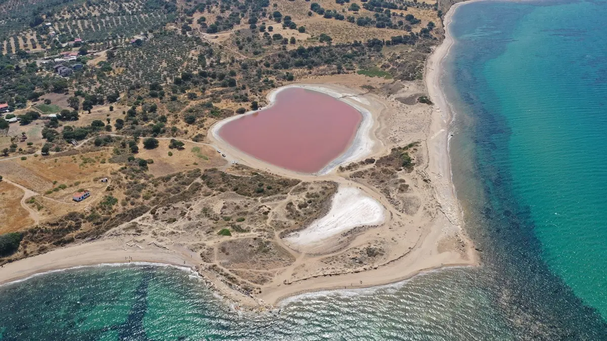 Çanakkale'de görsel şölen başladı: Kalpli Göl yeniden pembeye büründü