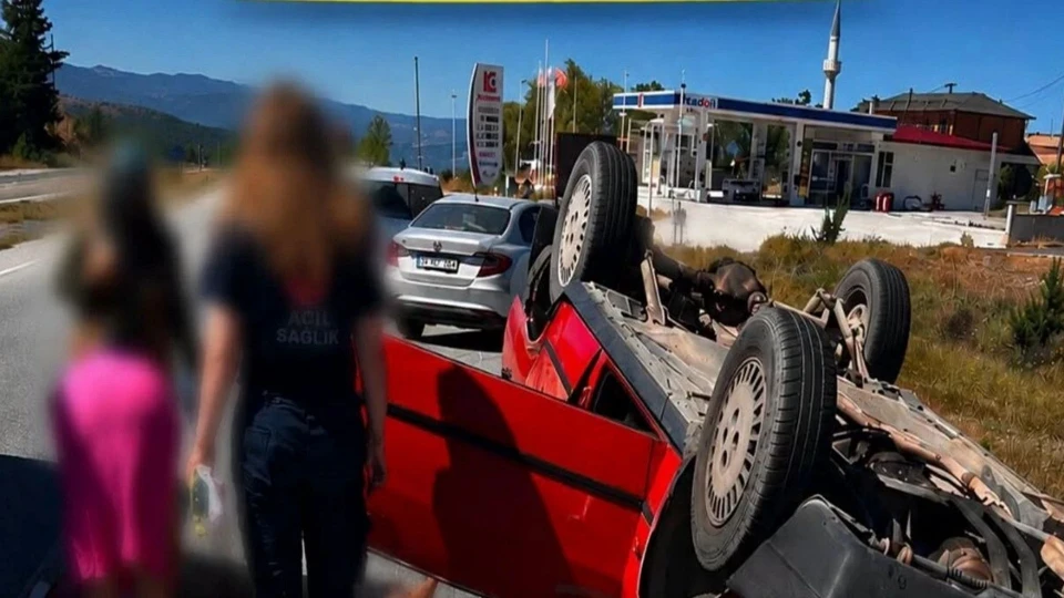 Kastamonu'da otomobil kazası: 3 yaralı, takla atan araç kamerada