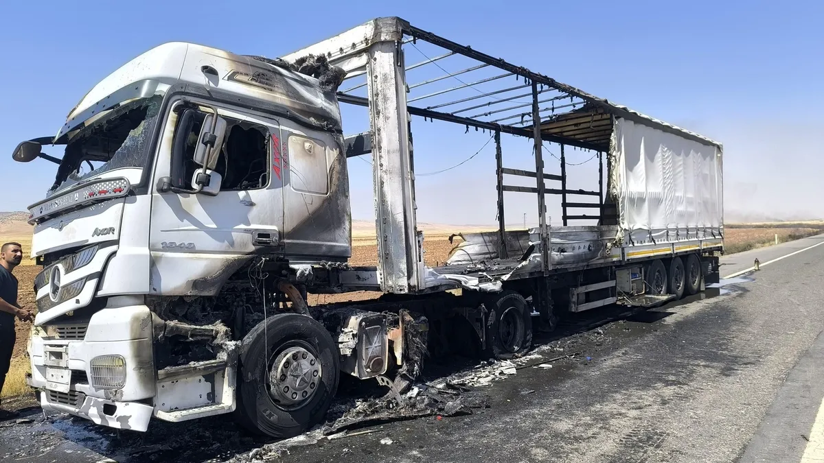 Mardin'de park halindeki TIR'ın dorsesinde yangın
