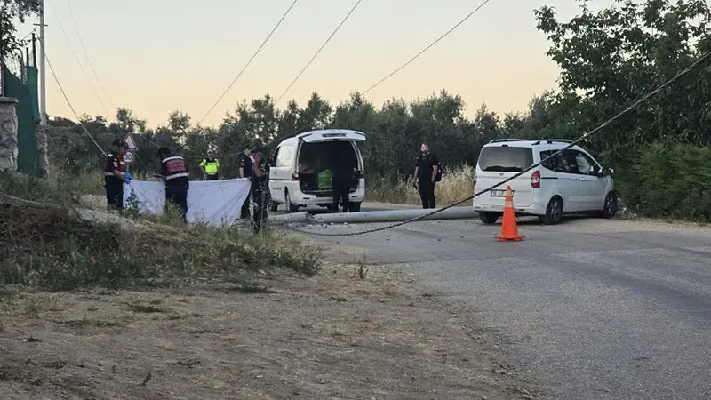 Kaza yapan sürücüye yardıma giderken elektrik akımına kapılıp, öldü