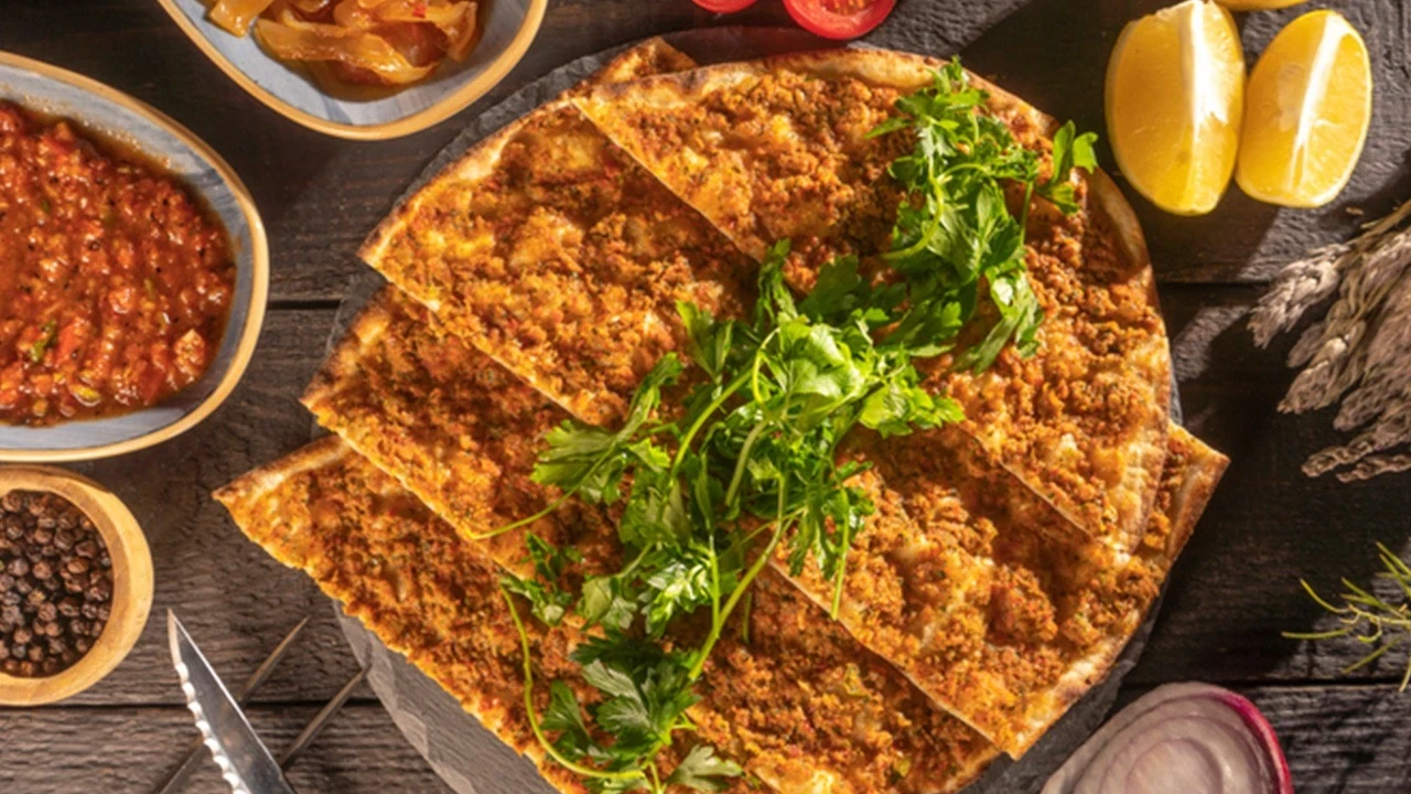 Turistik bölgelerde hesap kabarıyor! Fiyatlar isyan ettirdi! 1.600 TL’lik lahmacun için dikkat çeken sözler: Kimse kusura bakmasın...