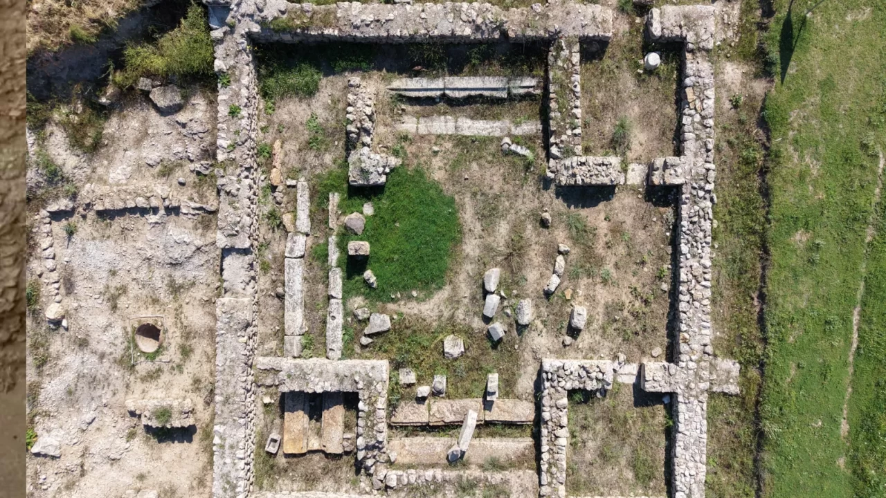 Hadrianapolis Antik Kenti'nde 1750 yıllık pitos mezar bulundu: Batı Karadeniz'de bir ilk!