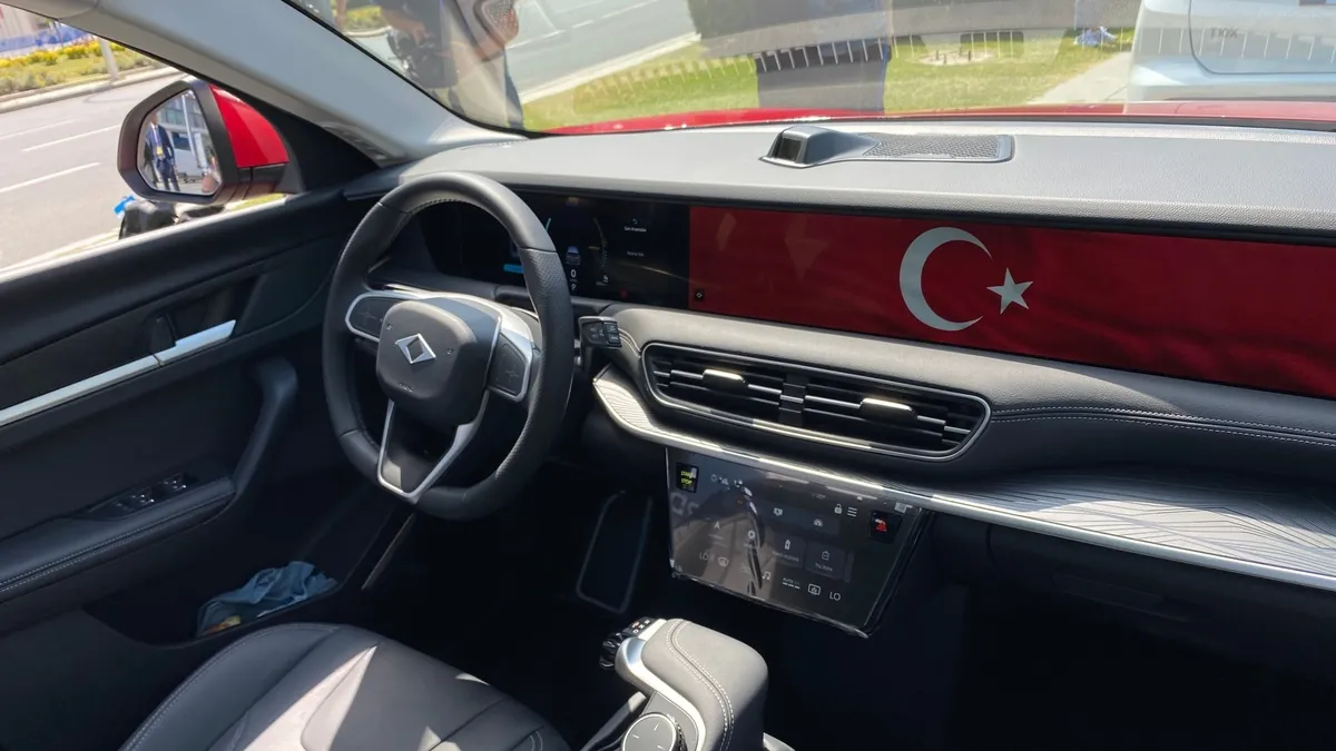 NATO Zirvesi'nde liderler Togg'a emanet! Türk Bayrağı animasyonu detayı