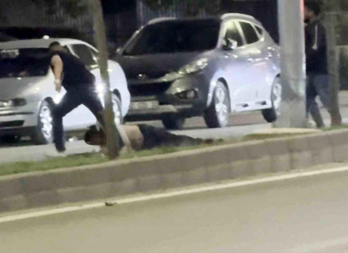 Bir tokatla yere serdiği şahsı sürükleyerek götürdü, o anlar kamerada