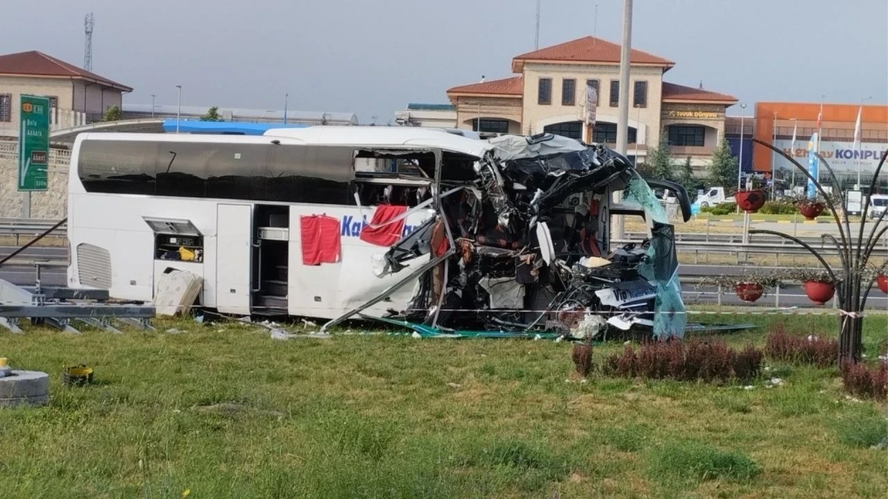 Yolcu otobüsü, bariyer ve tabelaya girdi! Ağır yaralılar var
