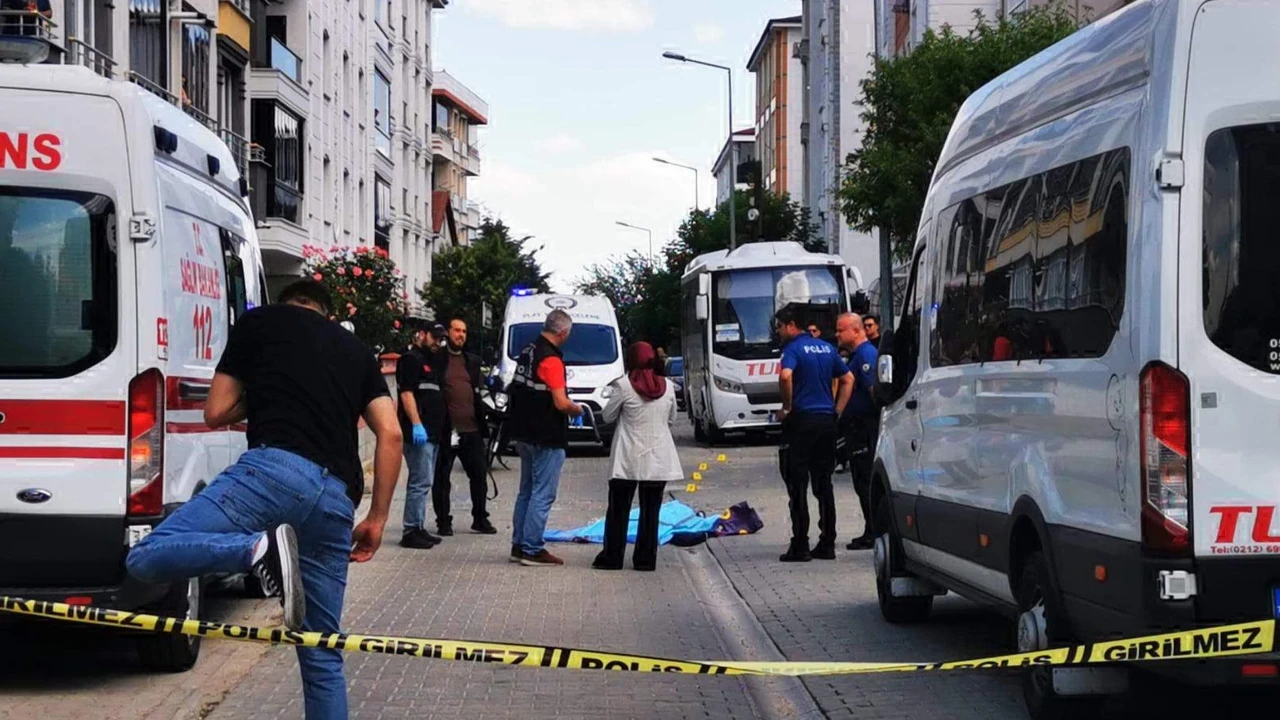 Servis minibüsünün altında kalan yaşlı kadın öldü