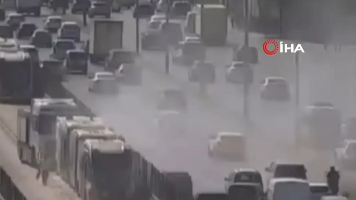 Faciaya ramak kala! Seyir halindeki metrobüsten dumanlar yükseldi
