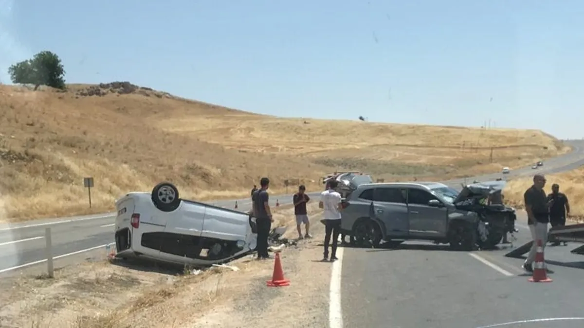 Diyarbakır'da feci kaza: Cip ile hafif ticari araç çarpıştı! 1'i ağır, 9 yaralı