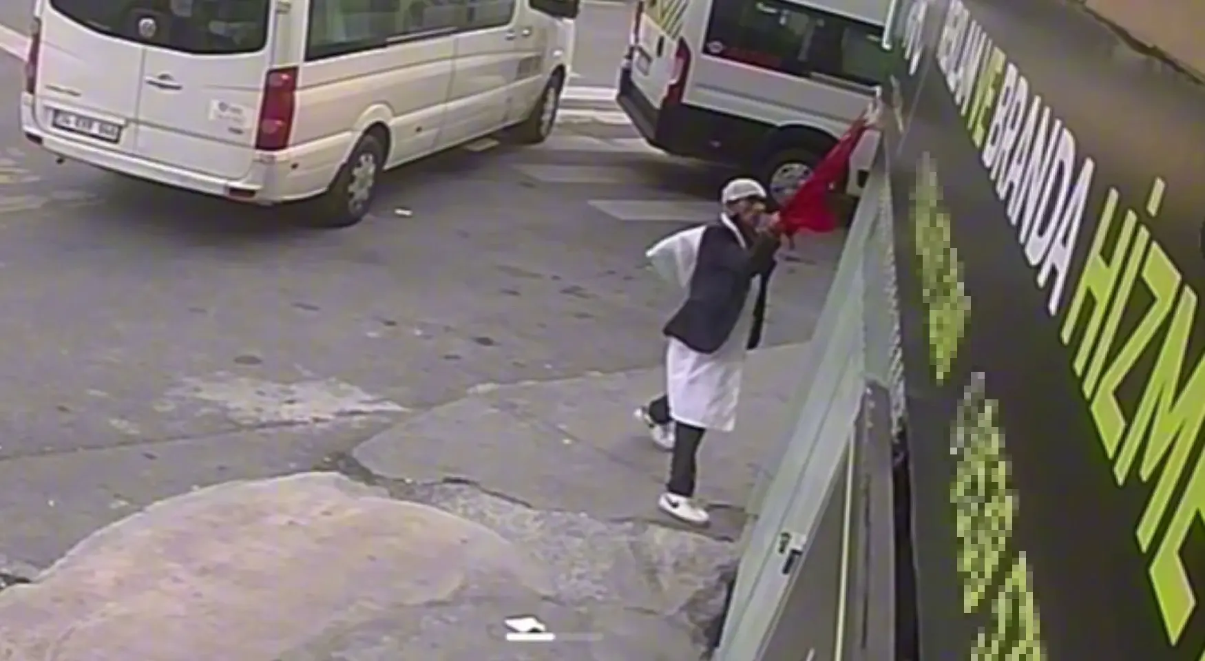 Türk bayrağını sökerek yere attı! Kendini böyle savunmaya çalıştı