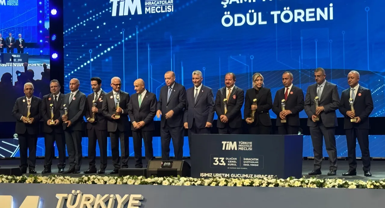 Kuyumculuk sektörü ihracat şampiyonu Ahlatcı, ödülünü Cumhurbaşkanı Erdoğan’ın elinden aldı