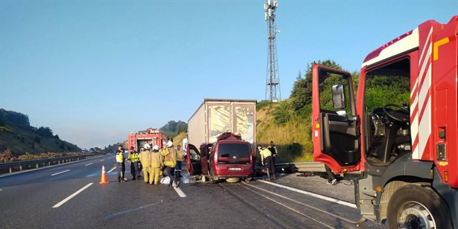 Kuzey Marmara Otoyolu'ndaki kazada biri bebek 3 kişi hayatını kaybetti