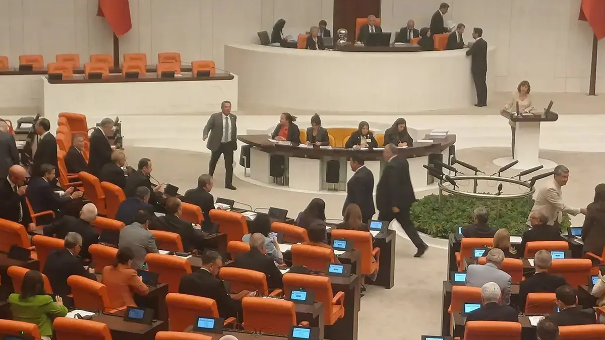 TBMM'de 24 yıl sonra bir ilk! CHP'li vekiller MHP ile DEM'in arasına sıkıştı