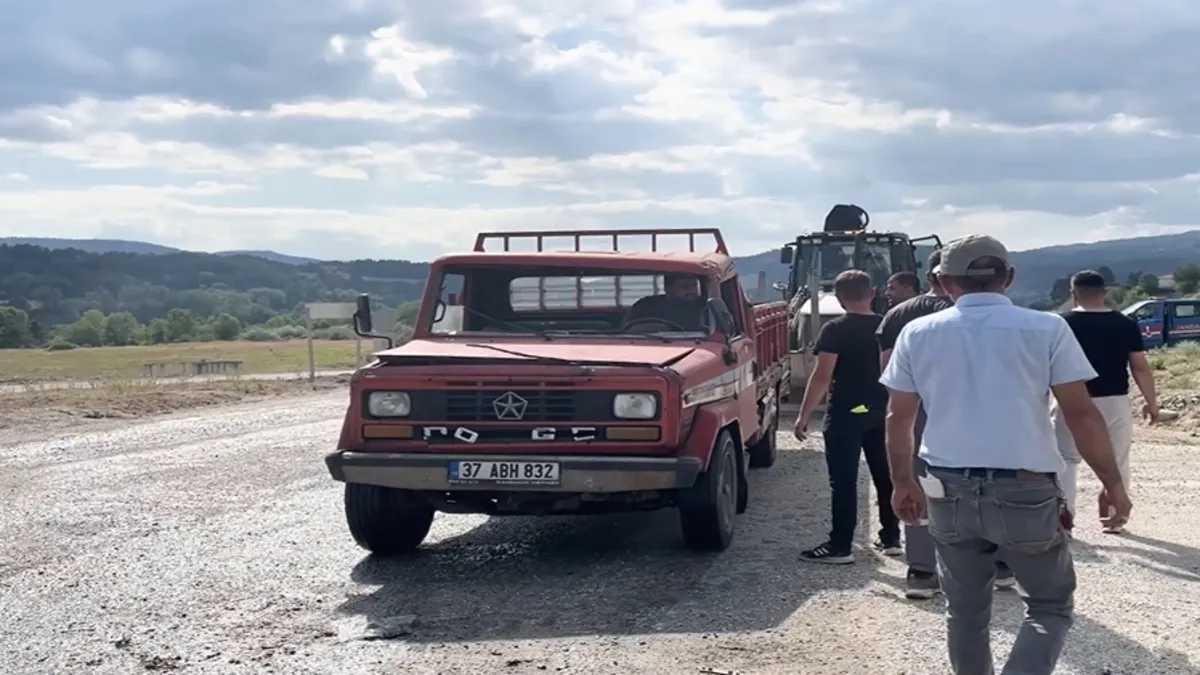 Kastamonu’da kamyonetle çarpışan otomobil yandı