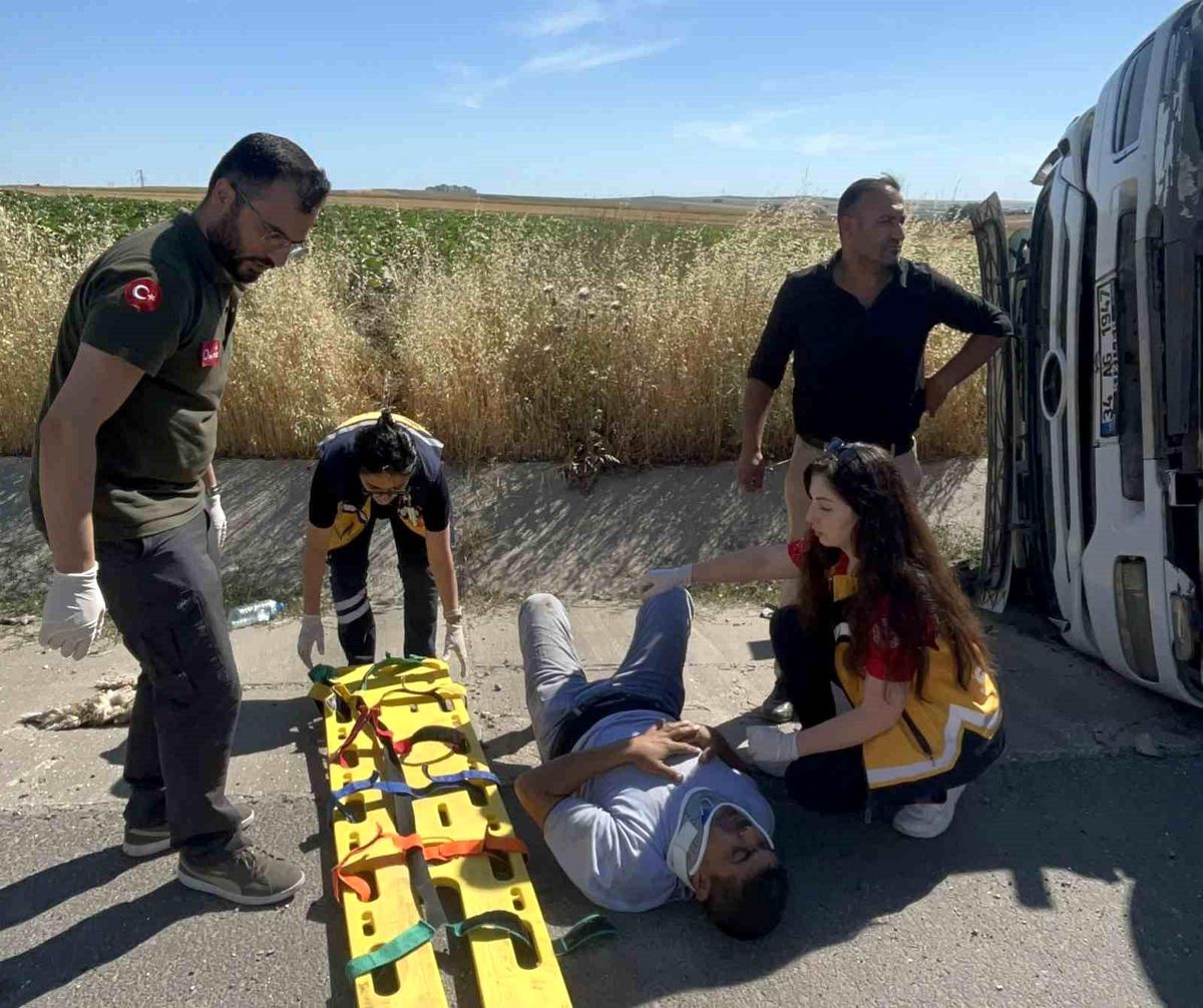 Tekirdağ'da moloz yüklü kamyon devrildi