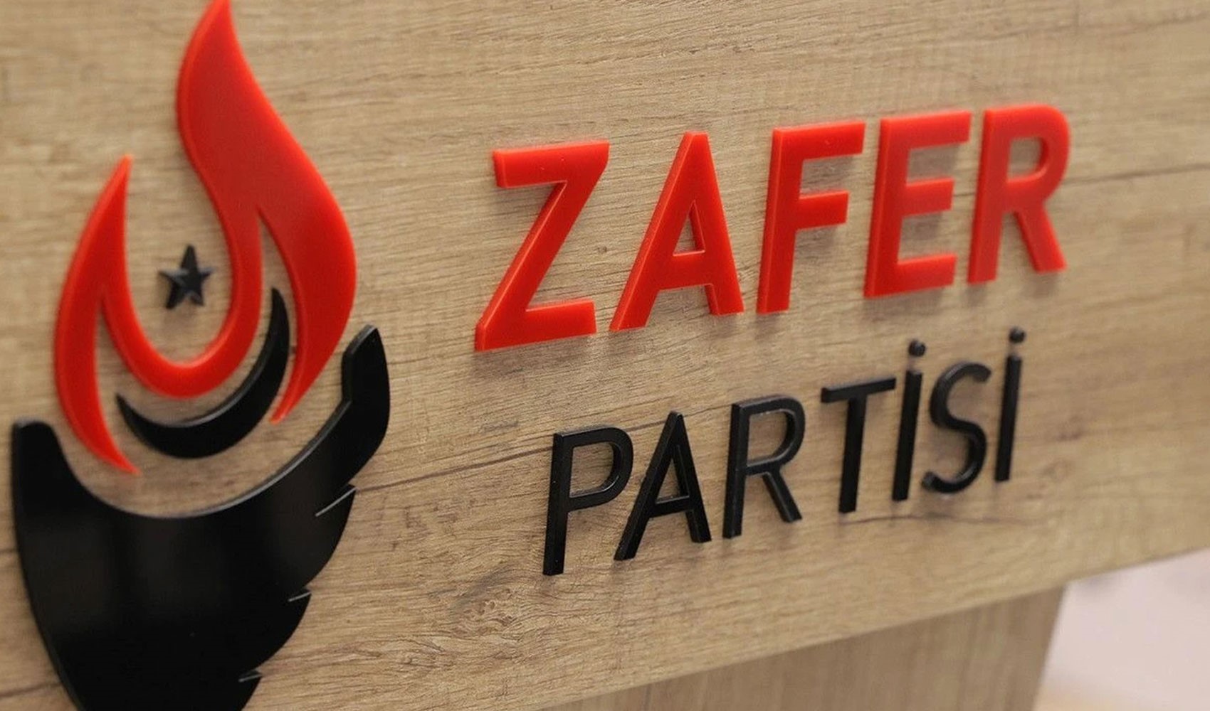 Zafer Partisi CHP'li belediye başkanını transfer etti: Rozetini Ümit Özdağ taktı
