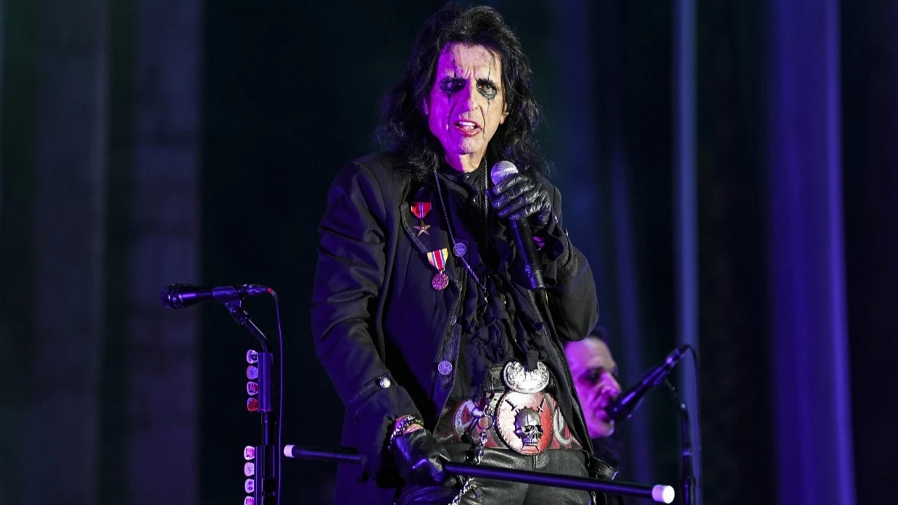 Rock efsanesi Alice Cooper İstanbul’da sahneyi salladı