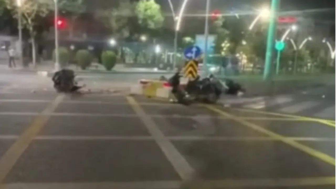 İki motosikletin şiddetle çarpıştığı anlar kamerada: Kazada 2 yaralı