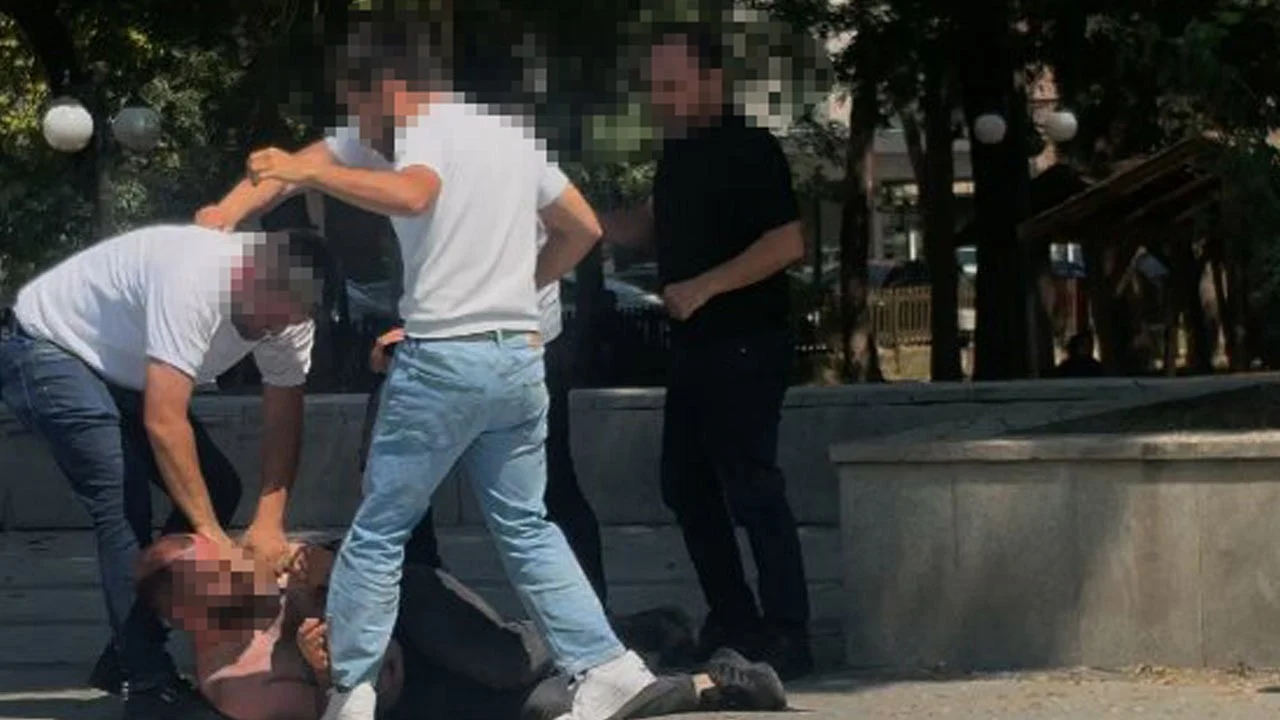 Yerdeki adamı 4 kişi dövdüler... Hepsi gözaltında