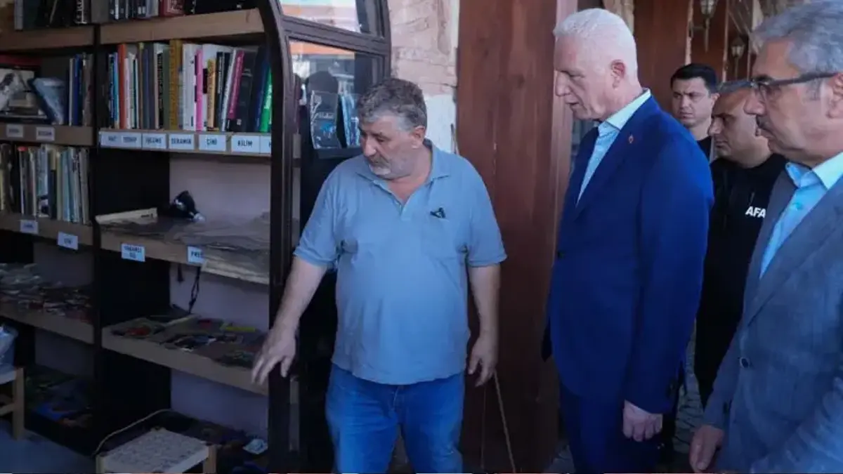 Vali Gül, su baskını yaşanan Üsküdar Sahaflar Çarşısı'nı ziyaret etti
