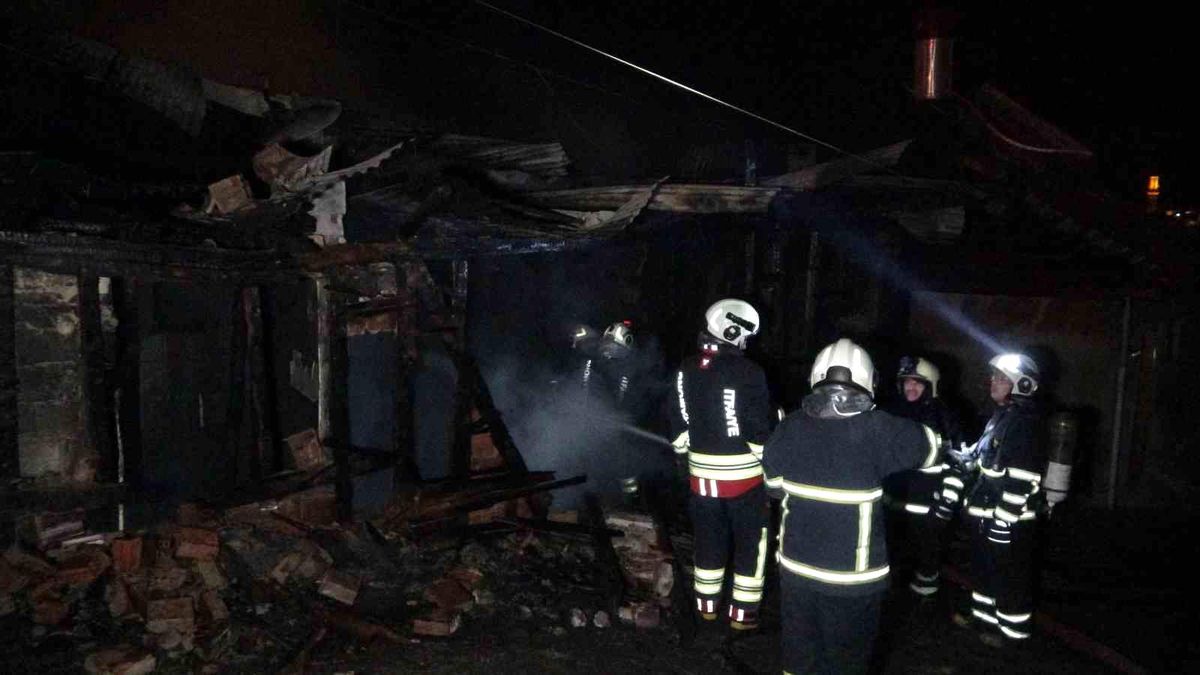 Alevlere teslim olan ahşap ev kullanılamaz hale geldi